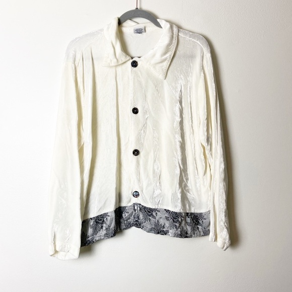 CP SHADES • Women’s White Velour Button Down Top with Printed Trim Size M - Picture 1 of 6